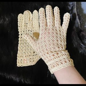 Delicate-Looking Crochet Spring Gloves from the 1950s